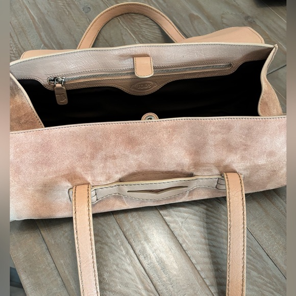 Tod’s blush pink suede shoulder bag - Picture 8 of 10